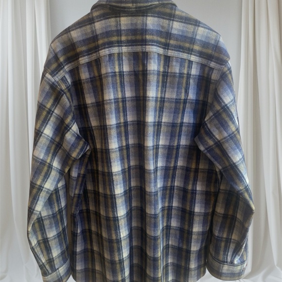 Woolrich Men's Plaid Button Down Shirt Sz Large Grey/Nvy Ombré EUC - Picture 4 of 10